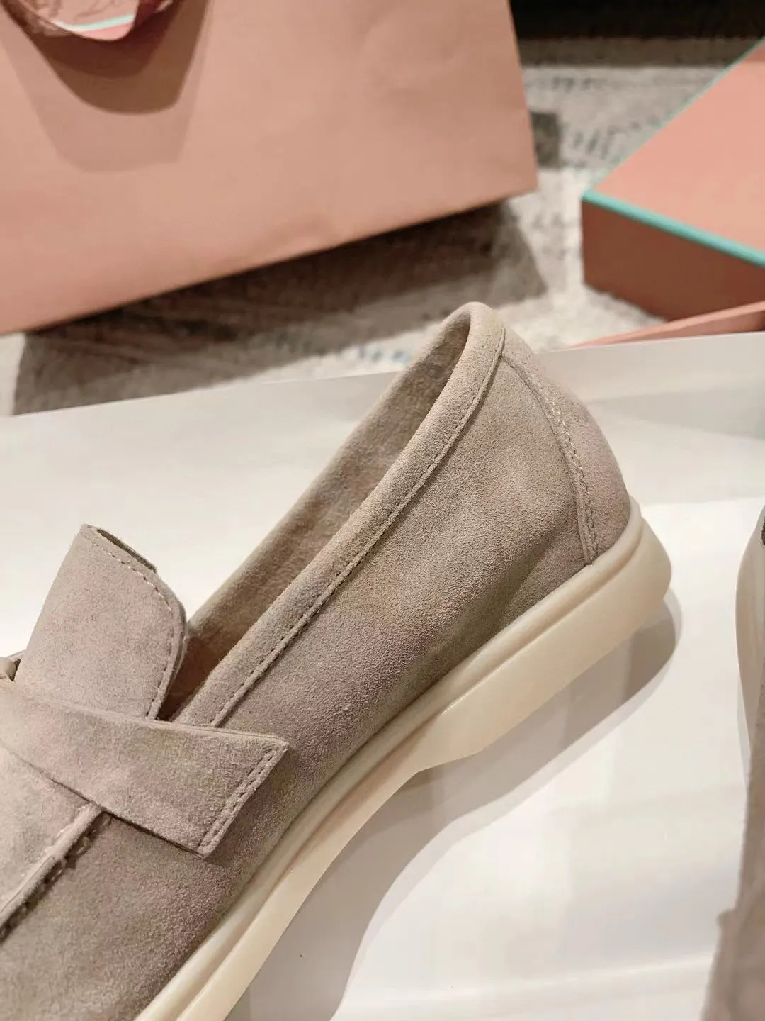 Factory price: 520💰4050 new color. Original purchase, 1⃣️: 1⃣️ folded and developed, Loro Piana professional model to try on feet, quality purchase level, flash sale of common products on the market, welcome to compare, original packaging. Fabric: Imported from Italy🐑High mercerized shearling, Lining: Hand-sewn mark thread in water-dyed cowhide imported from Italy🧵, high-end and elegant. Comfortable on the feet. Size: Women's 35-42 (41, 42) customized, non-returnable, men's 38-45 (46, 47, 48) customized, non-refundable. Fashionable boutiques that you can’t miss, a must-have item